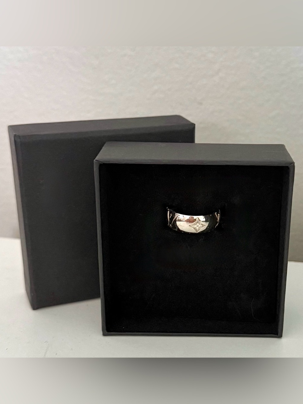 Authentic Louis Vuitton Ring Classic Monogram flowers/LV Signatures Size 9